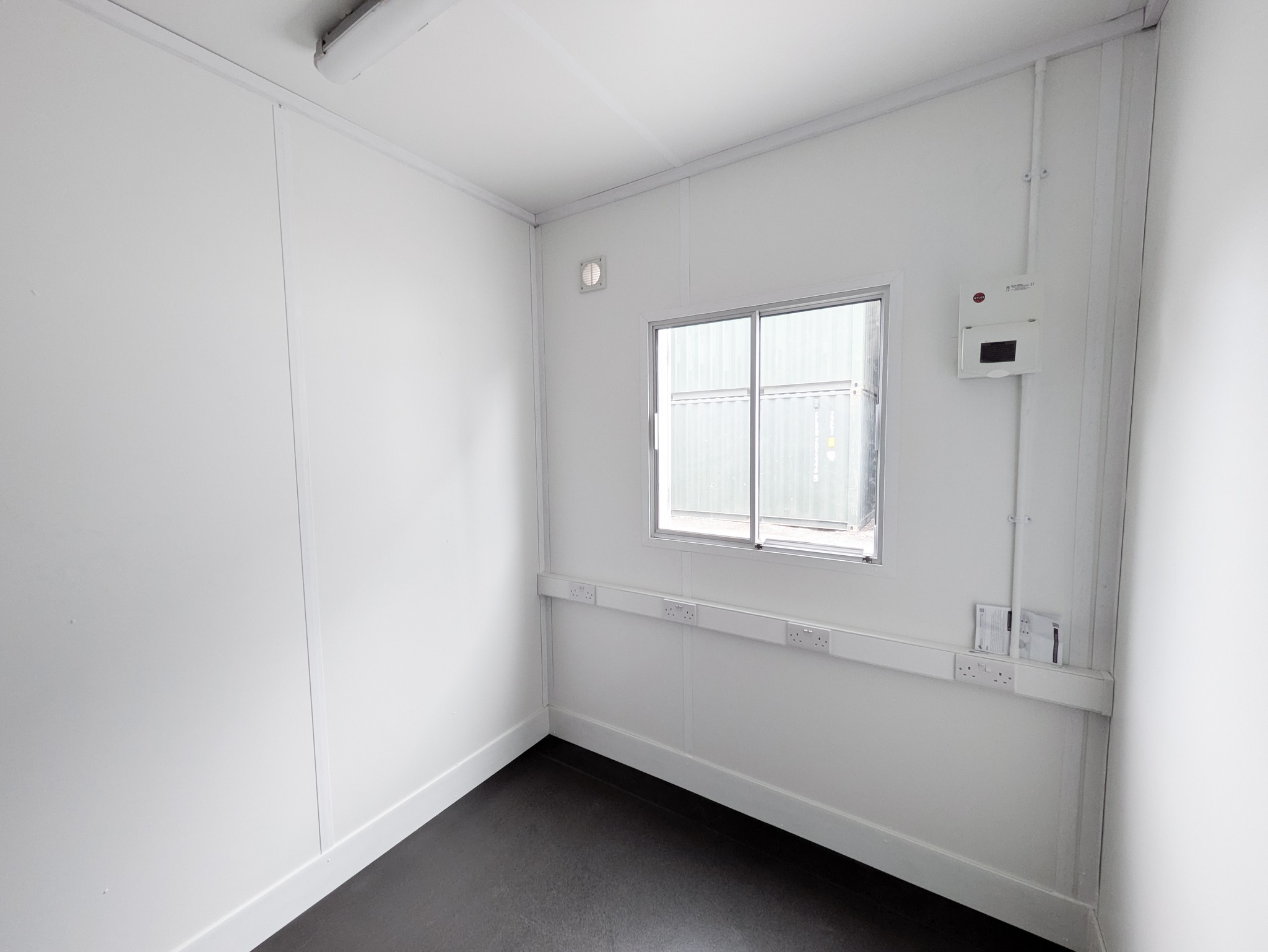 20ft High Cube Office Conversion – Custom Container for Vertical Farming Solutions - Image 5