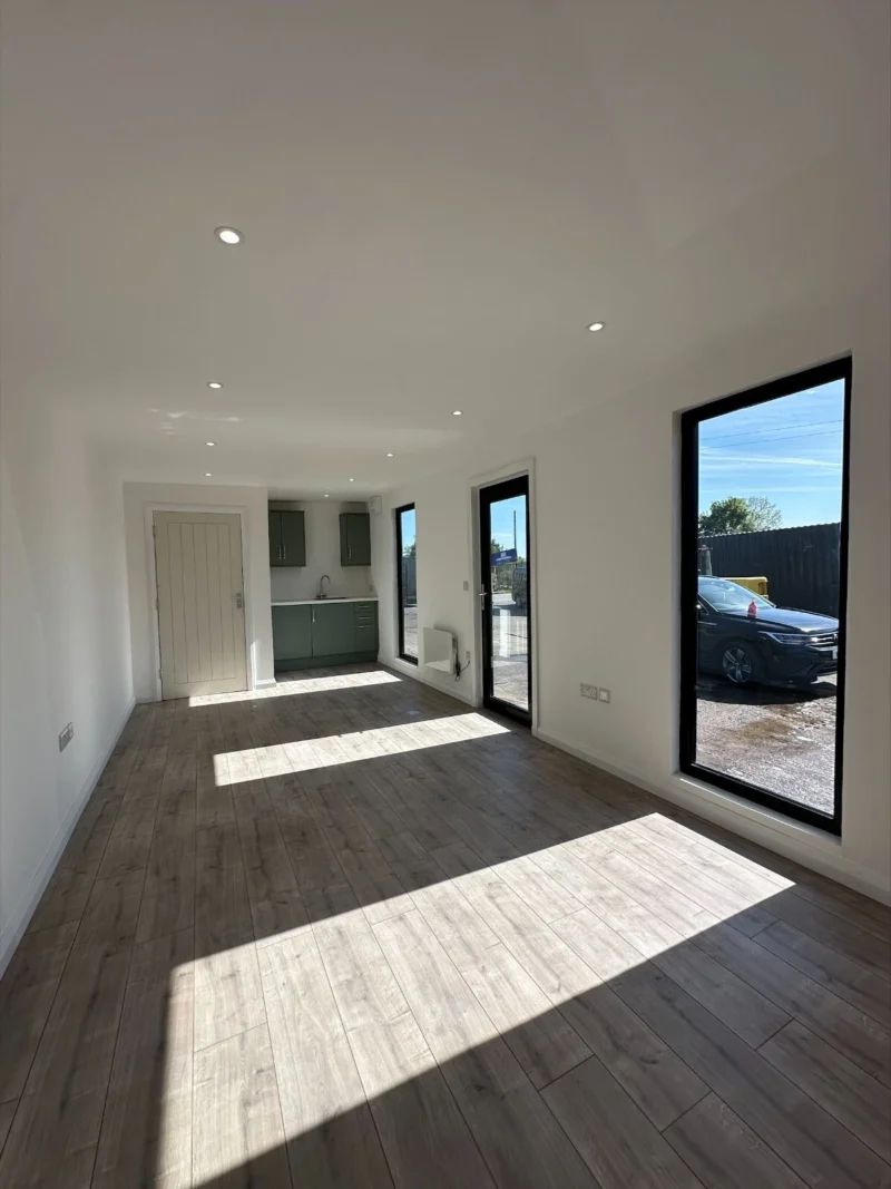 7.5 x 3m Office with kitchenette/WC - Image 4