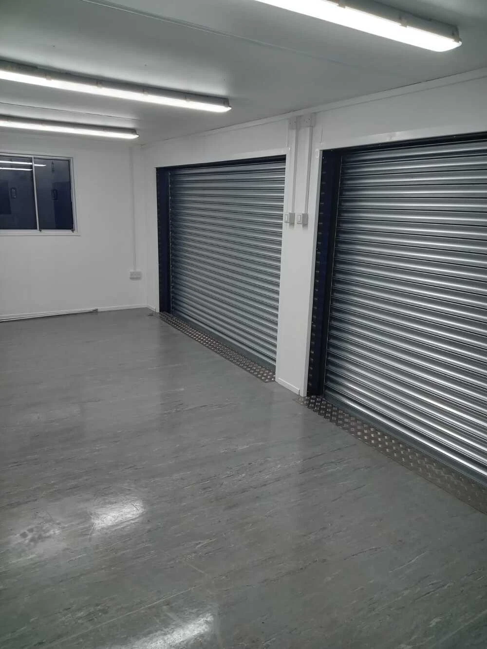 24ft x 10ft Bespoke Cabin / Shop / Cafe / Office / Bar / Sales Unit  - Image 2