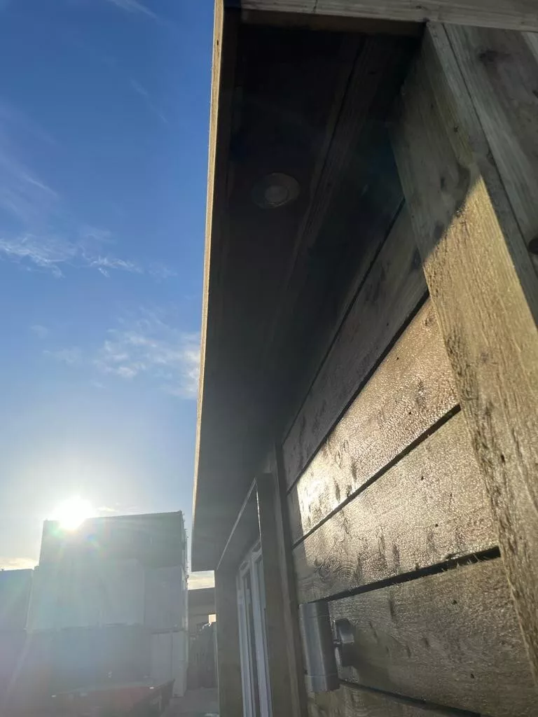 20ft x 8ft Shipping Container - Home Office - Gym - Workshop - Image 12