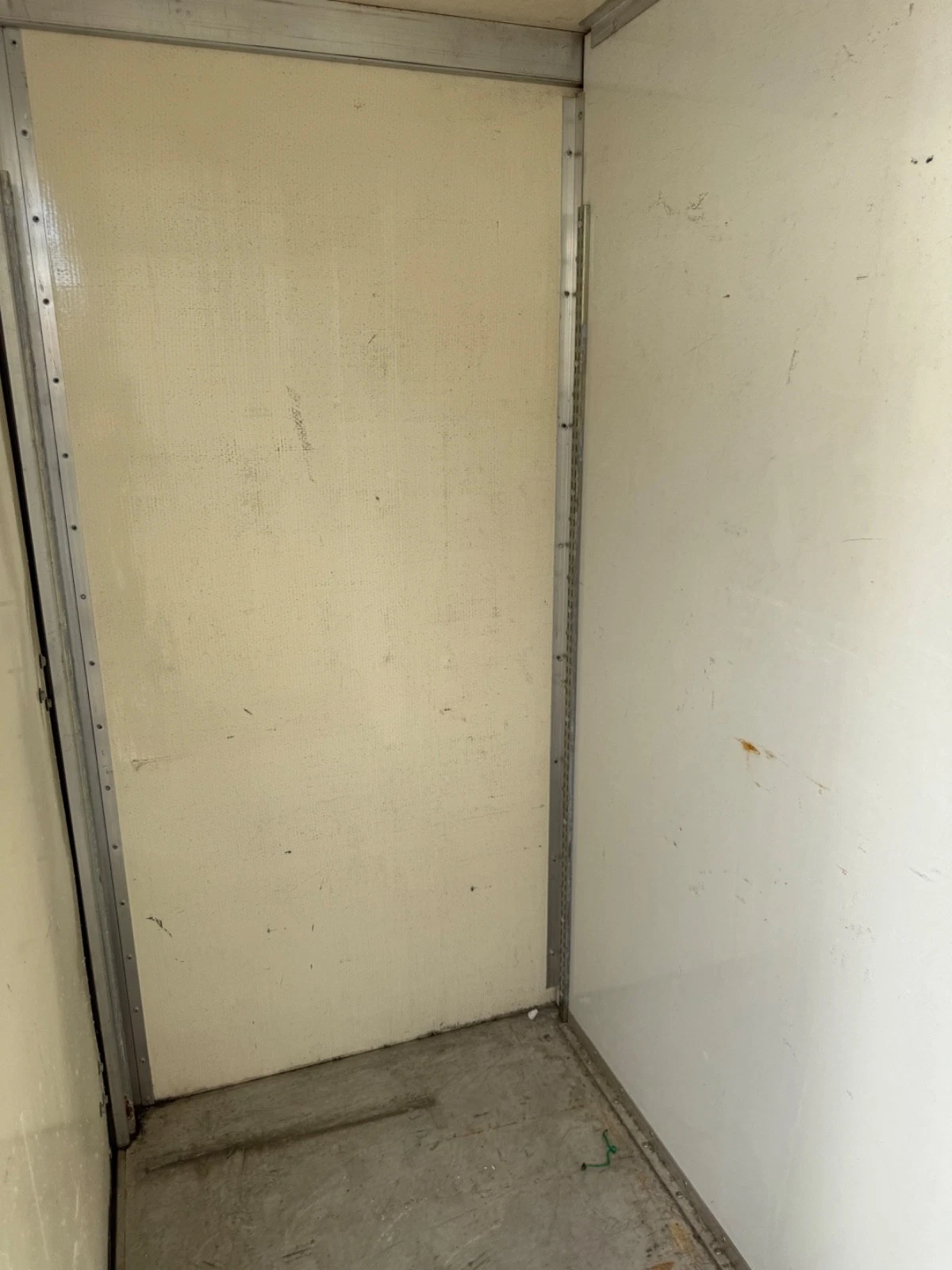 Lightweight Quad Door Shipping Container Split into two sides - Image 8