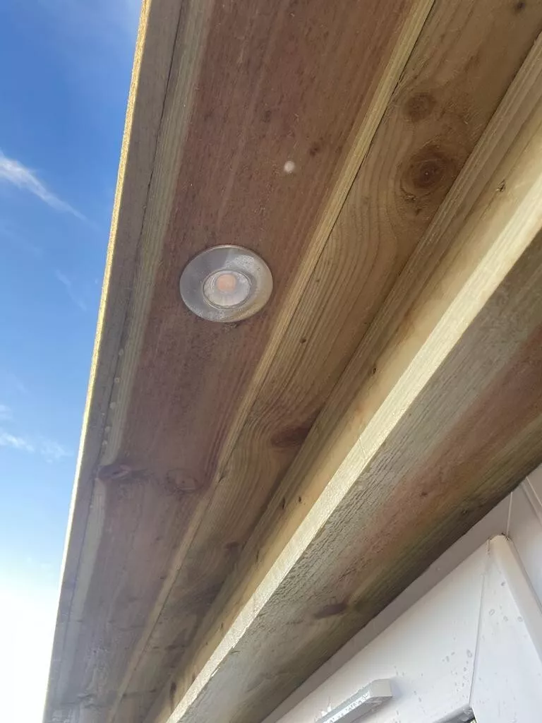 20ft x 8ft Shipping Container - Home Office - Gym - Workshop - Image 13