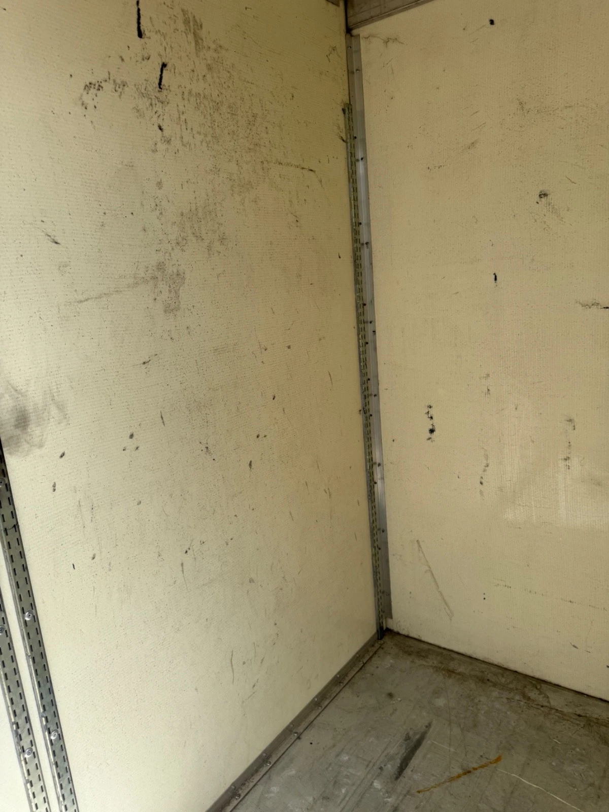 Lightweight Quad Door Shipping Container Split into two sides - Image 7