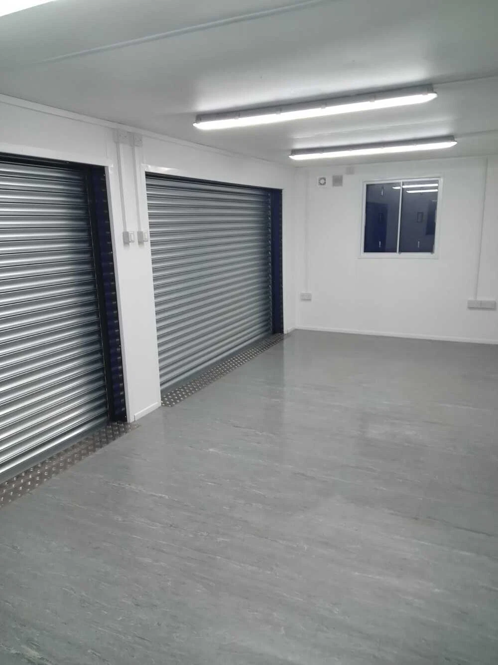 24ft x 10ft Bespoke Cabin / Shop / Cafe / Office / Bar / Sales Unit  - Image 5