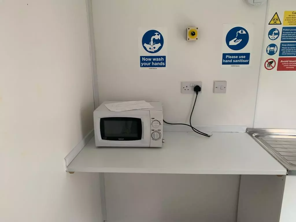 PORTABLE 21FT X 9FT WELLFARE UNIT WITH GENERATOR - Image 10