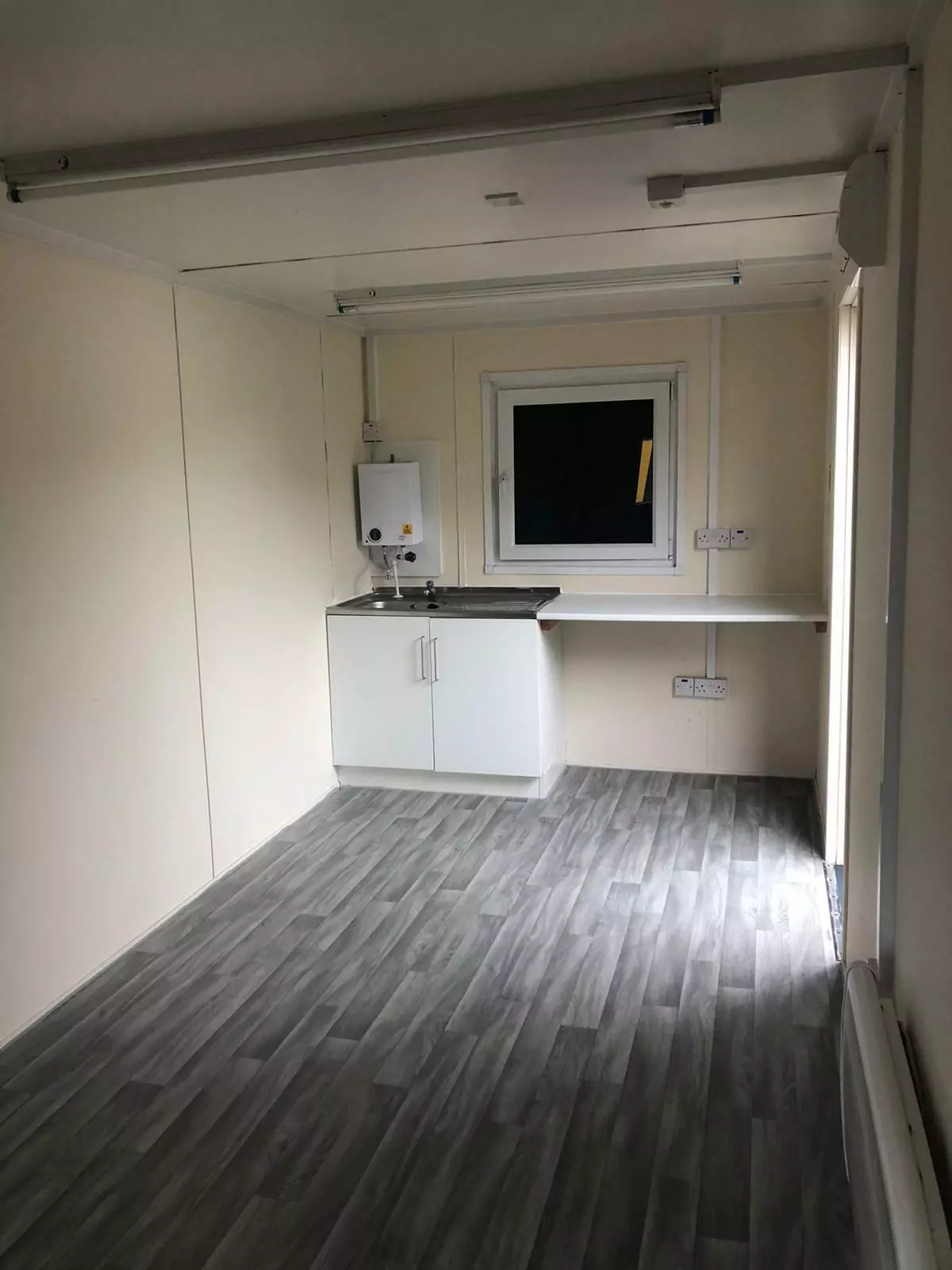 PORTABLE 20FT X 8FT OFFICE/CANTEEN SHIPPING CONTAINER - Image 4