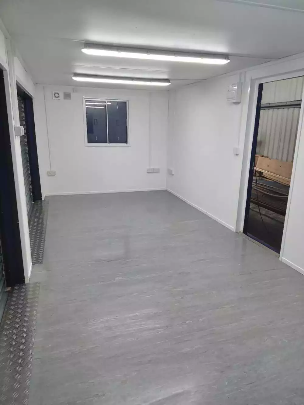 24ft x 10ft Bespoke Cabin / Shop / Cafe / Office / Bar / Sales Unit  - Image 4