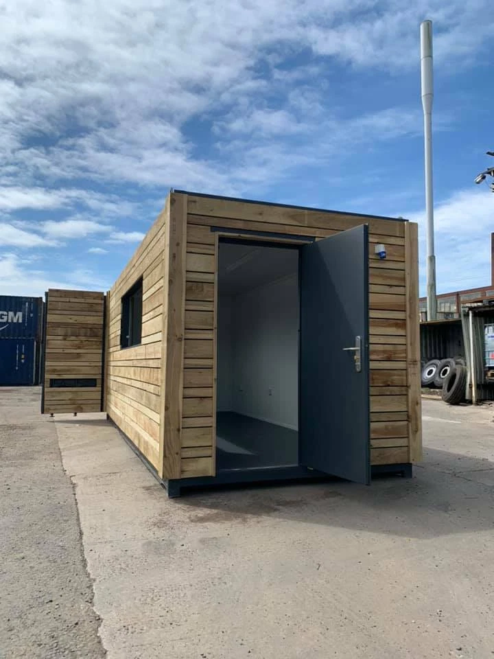 20ft x 8ft Clad Shipping Container T.V. Bar - Image 4
