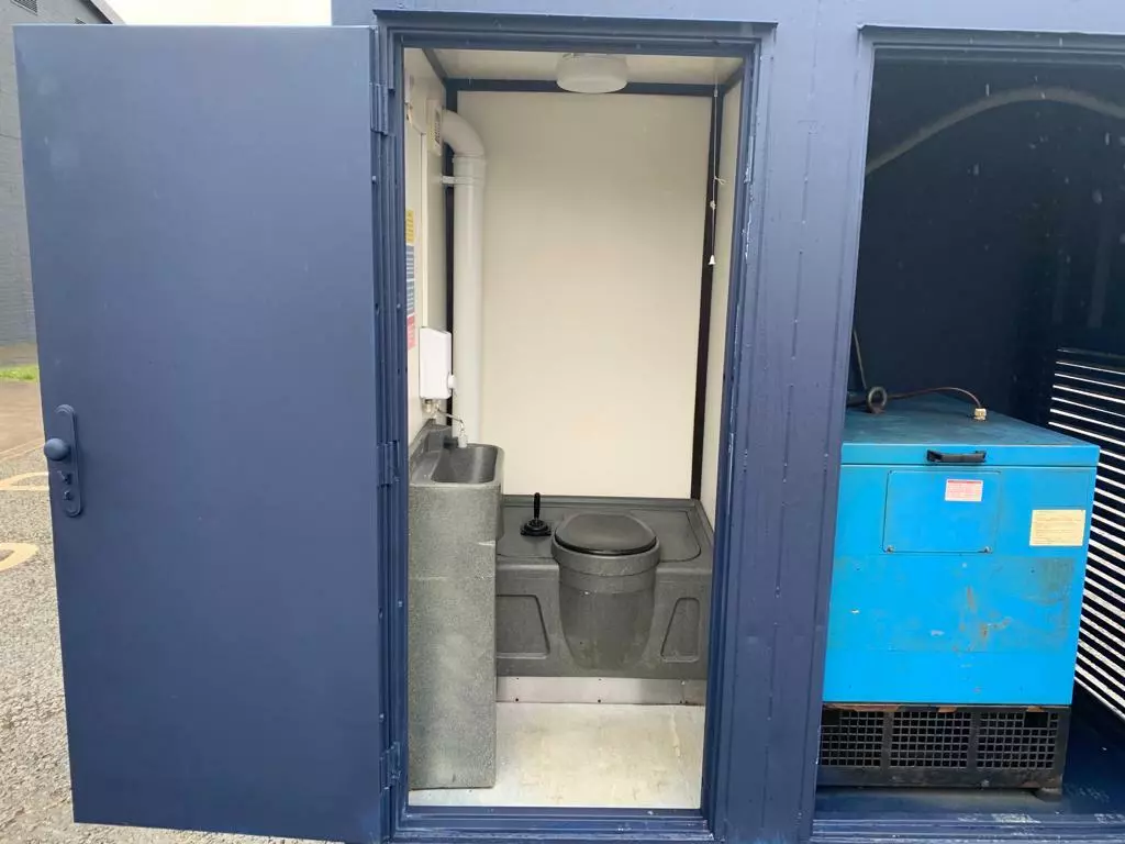 PORTABLE 21FT X 9FT WELLFARE UNIT WITH GENERATOR - Image 9