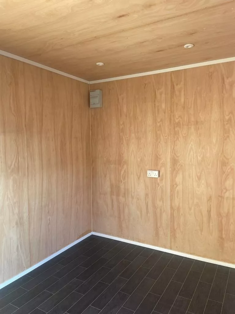 20ft x 8ft Shipping Container - Home Office - Gym - Workshop - Image 4