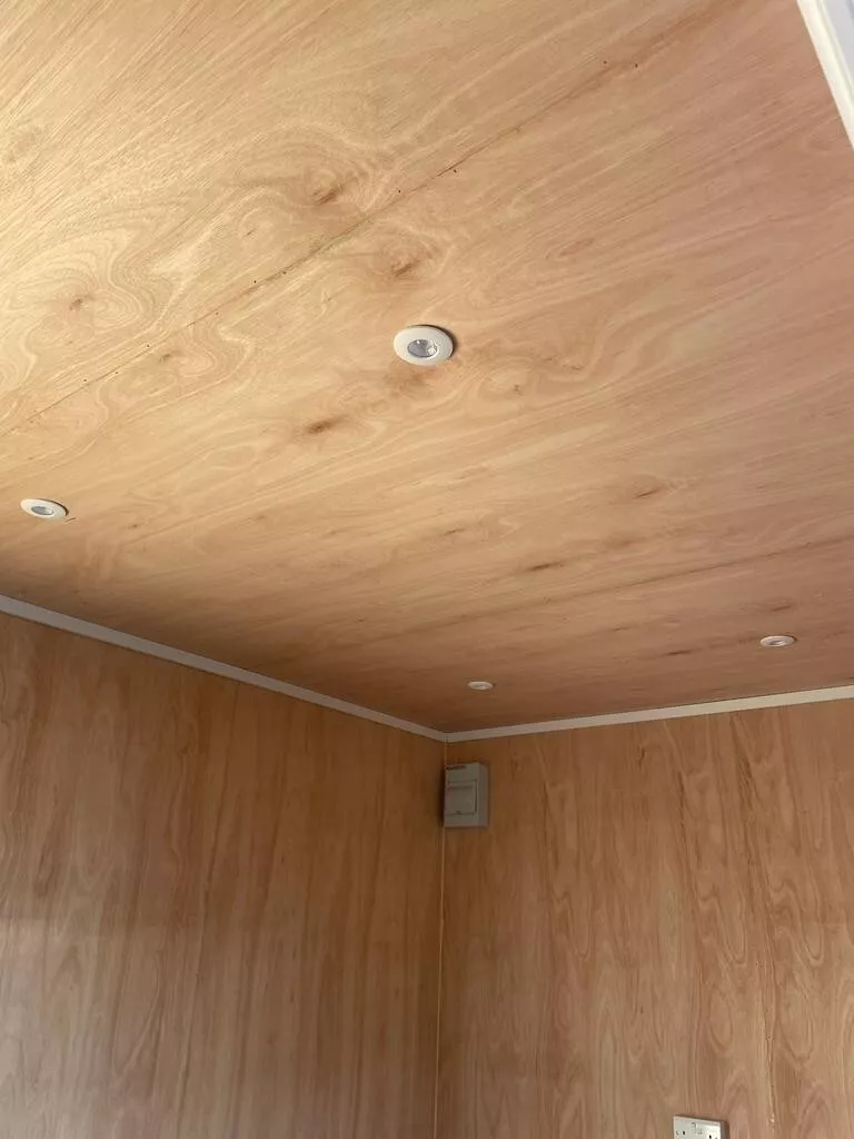 20ft x 8ft Shipping Container - Home Office - Gym - Workshop - Image 5