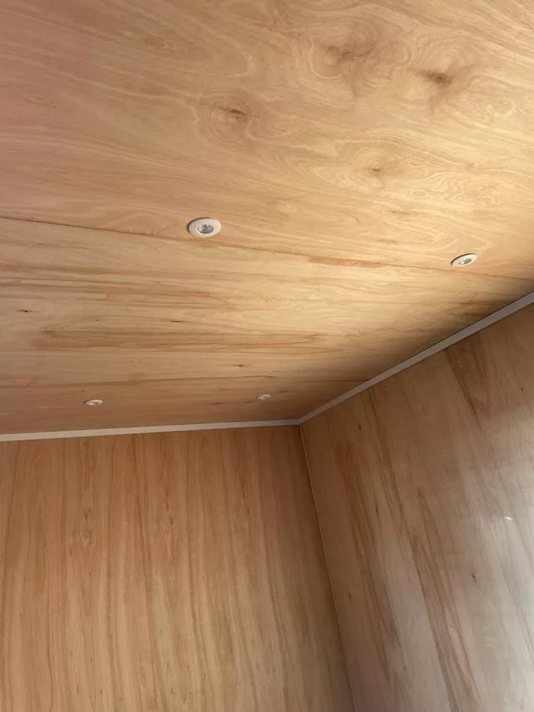 20ft x 8ft Shipping Container - Home Office - Gym - Workshop - Image 6