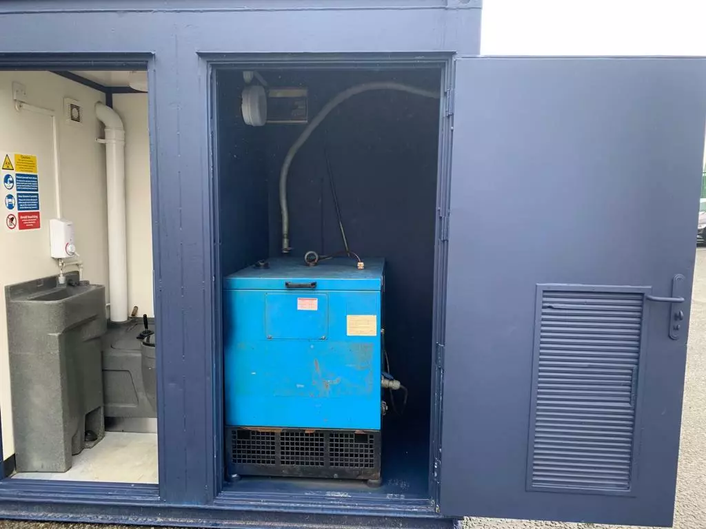 PORTABLE 21FT X 9FT WELLFARE UNIT WITH GENERATOR - Image 6