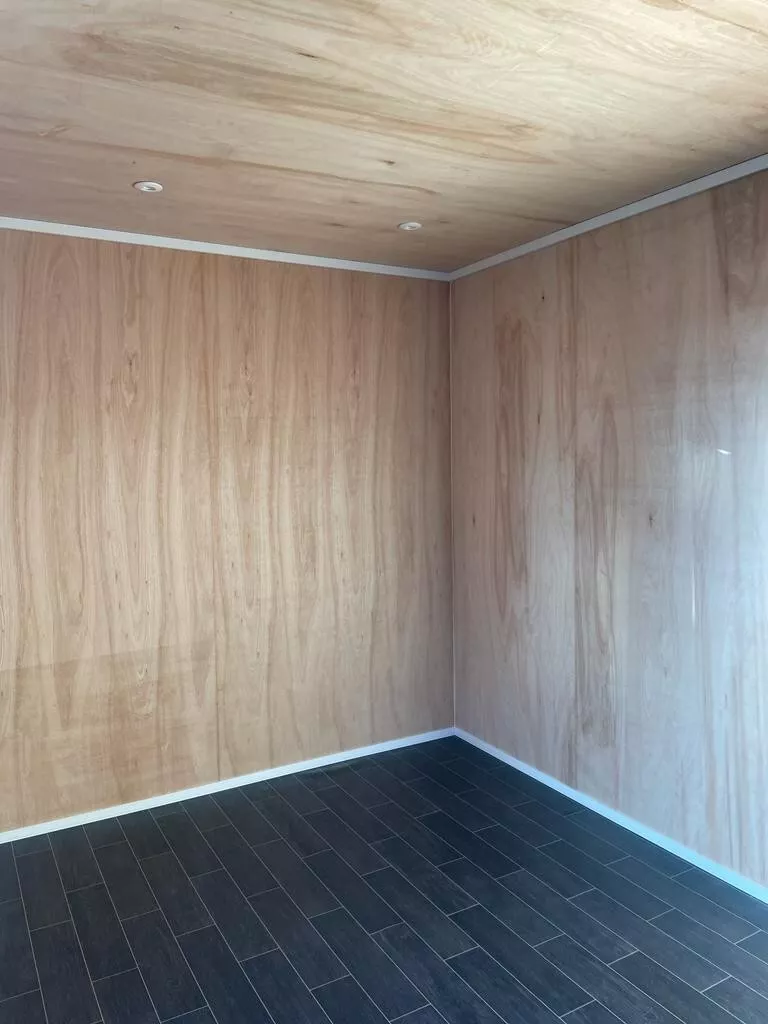 20ft x 8ft Shipping Container - Home Office - Gym - Workshop - Image 7