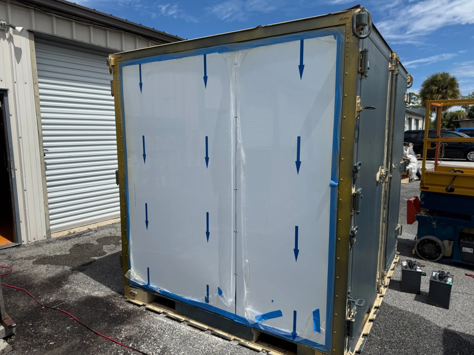 Lightweight Quad Door Shipping Container Split into two sides