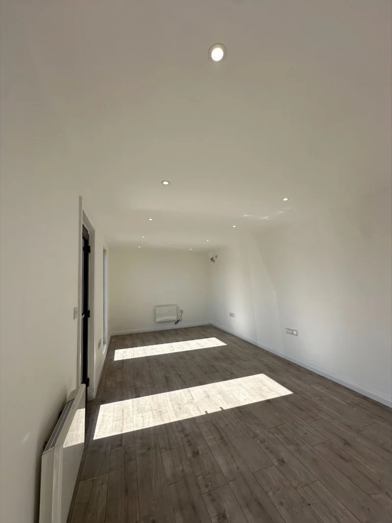 7.5 x 3m Office with kitchenette/WC - Image 2