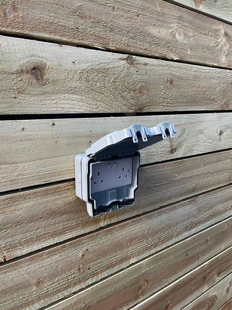 20ft x 8ft Shipping Container - Home Office - Gym - Workshop - Image 9