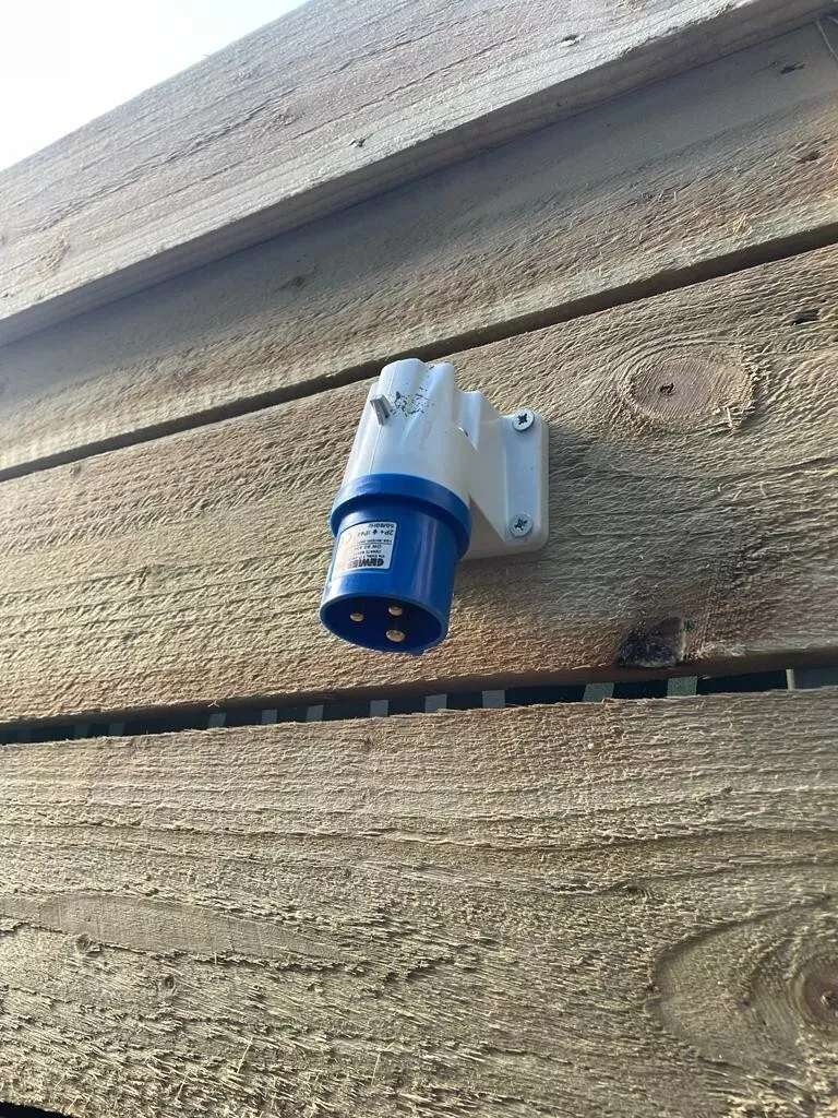 20ft x 8ft Shipping Container - Home Office - Gym - Workshop - Image 10